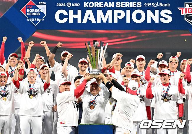 [OSEN=광주, 이대선 기자] KIA 타이거즈가 불패의 12번째 우승을 달성했다.&nbsp;KIA는 28일 광주-기아 챔피언스필드에서 열린 삼성 라이온즈와의 2024 신한은행 SOL 뱅크 KBO 한국시리즈 5차전에서 접전끝에 7-5로 승리했다.&nbsp;시리즈&nbsp;4승1패로 우승의 감격을 누렸다.&nbsp;우승을 차지한 KIA 선수들이 기념촬영을 하고 있다. 2024.10.28 / sunday@osen.co.kr