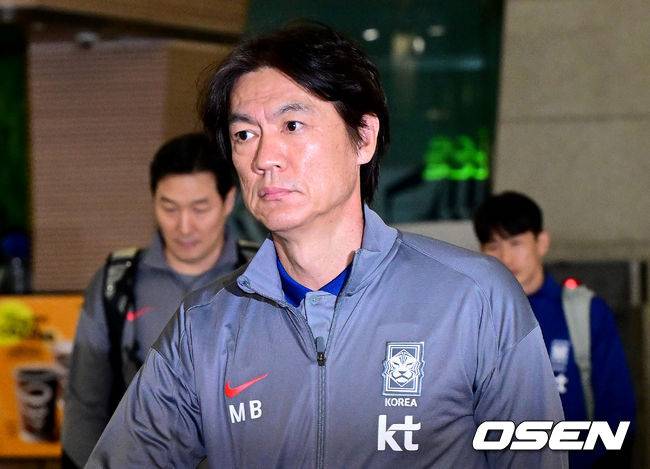 [OSEN=인천공항, 최규한 기자] 한국 축구대표팀이 10일 밤 국제축구연맹(FIFA) 북중미 월드컵 아시아지역 3차 예선 5~6차전을 갖기 위해 인천공항을 통해 출국했다.축구대표팀은 한국시간으로 14일 오후 11시 홍명보호는 쿠웨이트시티의 자베르 알아흐마드 국제경기장에서 쿠웨이트와 맞대결을&nbsp;치른 뒤 이후 요르단 암만으로 넘어가 19일 오후 11시 암만 국제경기장에서 팔레스타인과 6차전을 갖는다.축구대표팀 홍명보 감독이 출국장에 들어서고 있다. 2024.11.10 / dreamer@osen.co.kr