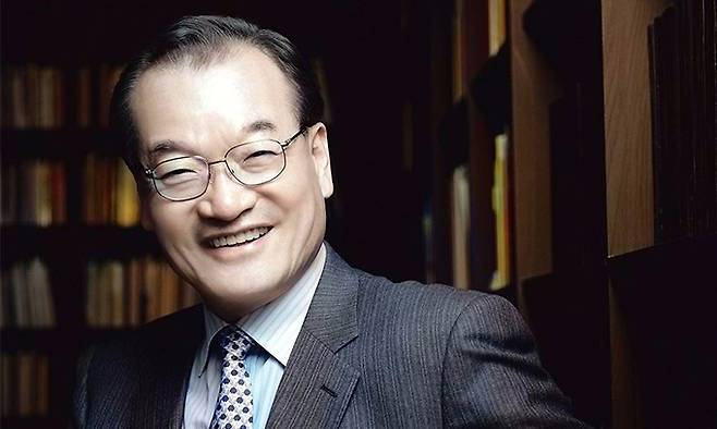 윤영달 크라운해태 회장은 초심으로 돌아가 전 직원과 하루에 세 번 산 정상을 오르는 ‘삼봉(三峰) 등산 경영’을 펼쳤고, 그렇게 기른 힘으로 위기 극복에 성공했다고 말했다.&nbsp;크라운해태 제공