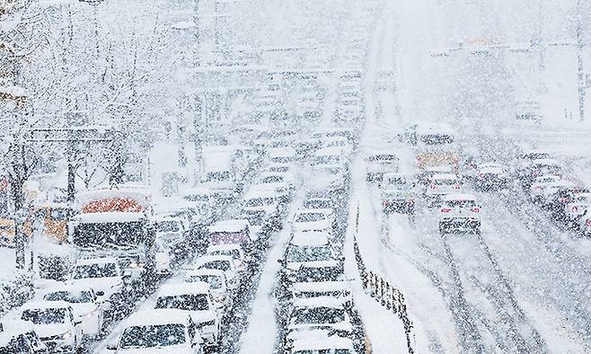 폭설에 서행하는 차량. 연합뉴스