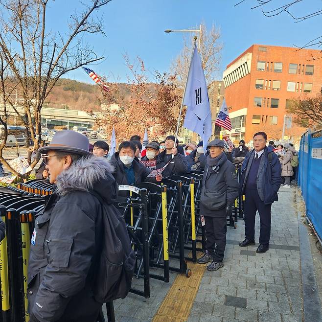 2일 오전 윤석열 대통령이 칩거 중인 서울 한남동 관저 앞에 모인 시민들의 모습 ⓒ시사저널 이태준