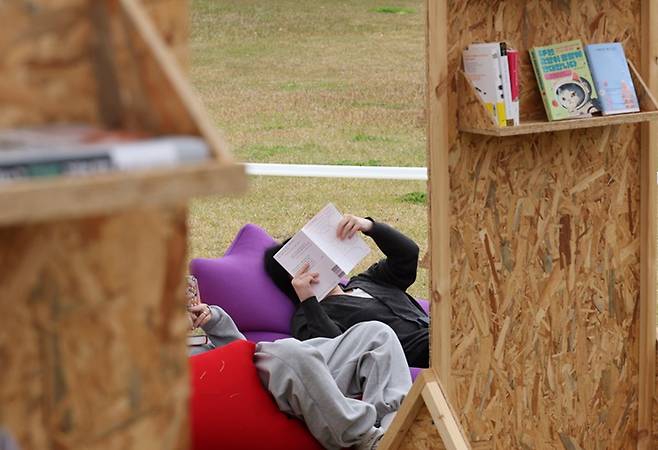 저자는 독자에게 '책 읽기'의 즐거움을 공유하고자 이 책을 집필했다고 말했다.[사진 | 연합뉴스]