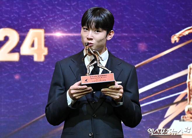 대한민국 축구 미래 양민혁이 토트넘 홋스퍼 1군 데뷔전을 기다리고 있다. 영국 공영방송 'BBC'는 '올해의 전환점은 양민혁이 토트넘에 등록돼 1군 데뷔를 앞둔 시점'이라며 '양민혁은 이미 2주 동안 런던에 머물렀다. 그는 에이전트와 함께 토트넘 훈련장 내 숙박 시설에 머물며 영어 레슨을 받고, 토트넘이 마련한 피지컬 트레이닝을 거쳤다'면서 양민혁의 상황을 주목했다. 사진 엑스포츠뉴스DB