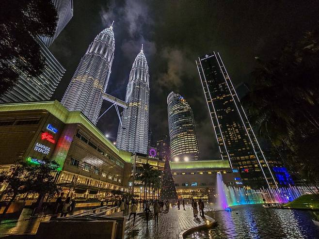 페트로나스 트윈 타워와 주변 건물들 [사진/백승렬 기자]