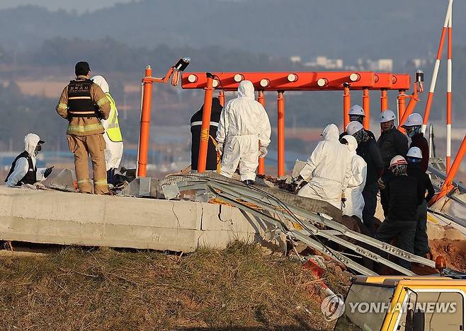 제주항공 사고 현장 조사 (무안=연합뉴스) 조남수 기자 = 지난 1일 오후 전남 무안군 무안국제공항 제주항공 여객기 참사 현장에서 국토부 항공철도사고조사위원회 관계자 등이 방위각시설(로컬라이저)을 조사하고 있다. 2025.1.1 iso64@yna.co.kr