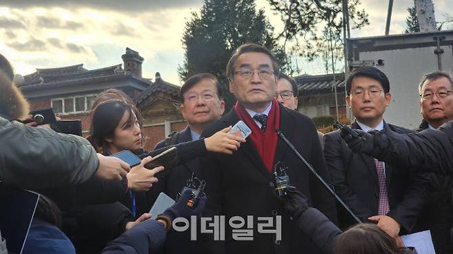 3일 윤석열 대통령 탄핵심판 2차 변론준비기일이 끝난 후 윤 대통령 대리인 측 배보윤 변호사가 기자들의 질의에 답변하고 있다. (사진=백주아 기자)