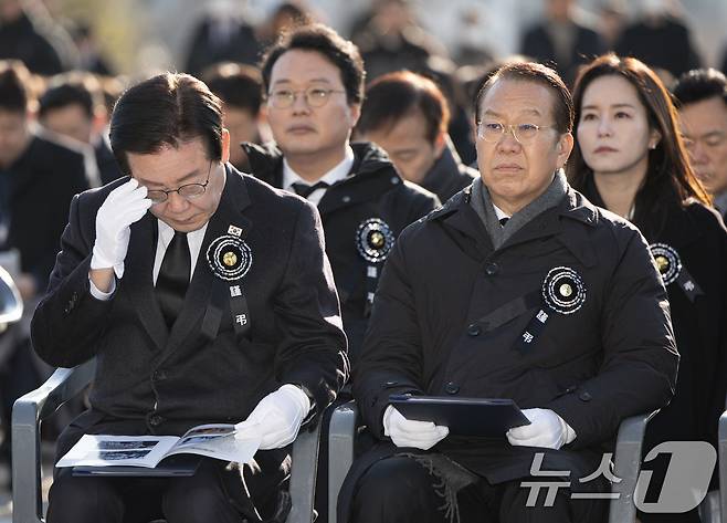 이재명 더불어민주당 대표가 3일 오전 서울 여의도 국회에서 열린 고 김수한 전 국회의장 영결식에서 안경을 고쳐쓰고 있다. 오른쪽은 권영세 국민의힘 비상대책위원장. 2025.1.3/뉴스1 ⓒ News1 이재명 기자