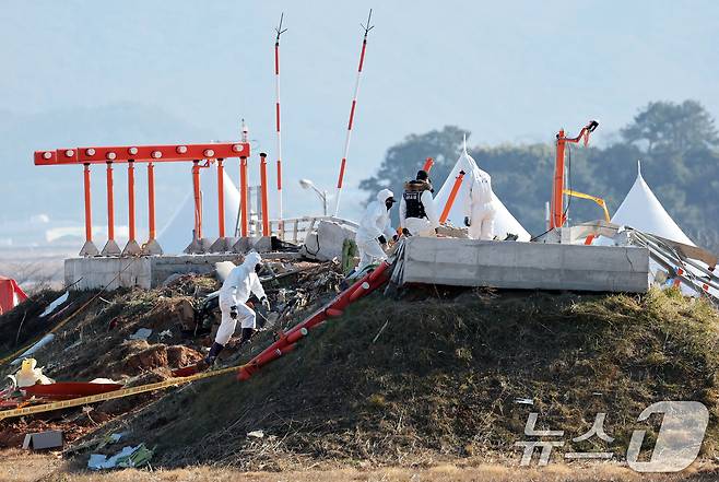 제주항공 여객기 참사 엿새째인 3일 오전 전남 무안국제공항 참사 현장에서 항공·철도사고 조사위원회(ARAIB) 관계자들이 로컬라이저(방위각시설) 둔덕을 조사하고 있다. 2025.1.3/뉴스1 ⓒ News1 오대일 기자