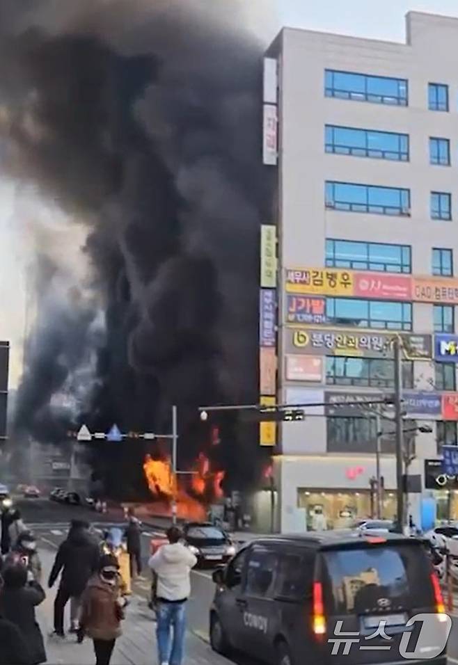 3일 오후 경기 성남시 분당구 야탑동의 8층짜리 복합건물 1층 음식점에서 화재가 발생해 검은 연기가 치솟고 있다.(독자 제공) 2025.1.3/뉴스1 ⓒ News1 민경석 기자