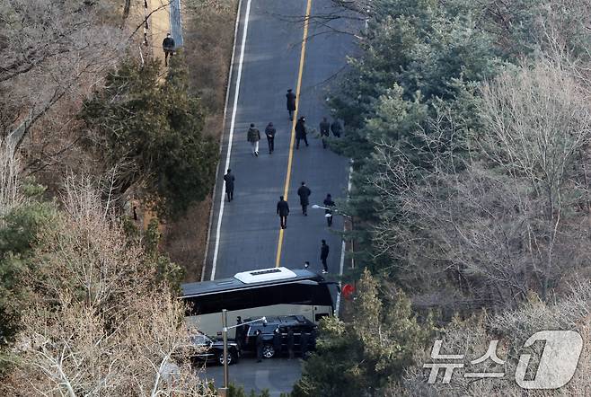 고위공직자범죄수사처가 윤석열 대통령의 체포영장 집행에 나선 3일 서울 용산구 한남동 대통령 관저로 관계자들이 올라가고 있다. 2025.1.3/뉴스1 ⓒ News1 송원영 기자