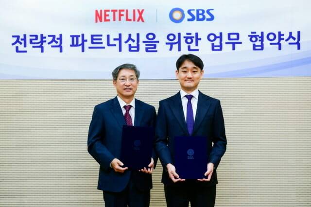 방문신 SBS 사장(왼쪽)과 강동한 넷플릭스 부사장. 사진 | SBS
