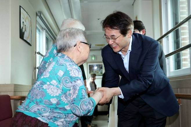 사회복지시설 방문한 이동환 고양특례시장. 고양특례시 제공