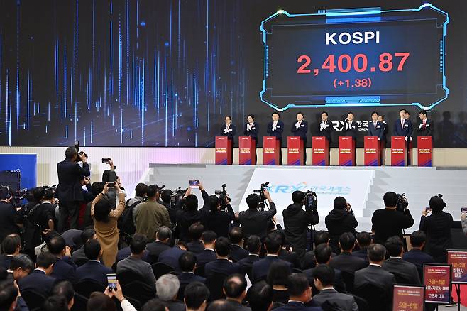 2일 오전 서울 여의도 한국거래소에서 열린 2025년 증권·파생상품시장 개장식에서 전광판에 올해 첫 코스피 지수가 표시되고 있다. /뉴스1