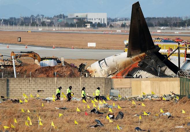 제주항공 여객기 참사 닷새째인 2일 오후 전남 무안국제공항 제주항공 여객기 참사 현장의 흙더미 속에서 발굴한 기체 엔진이 흰 천에 덮여 있다. 2025.1.2/뉴스1