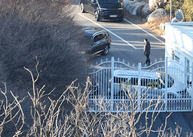 고위공직자범죄수사처가 윤석열 대통령의 체포영장 집행에 나선 3일 서울 용산구 한남동 대통령 관저 경내에서 대통령 경호처 인원들이 철문 앞을 차량으로 막고 있다. 연합뉴스