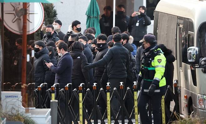 고위공직자범죄수사처가 내란죄 피의자 윤석열 대통령의 체포영장 집행을 시작한 3일 아침 서울 용산구 대통령 관저 들머리로 경찰 등 관계자들이 들어가고 있다. 김영원 기자 forever@hani.co.kr