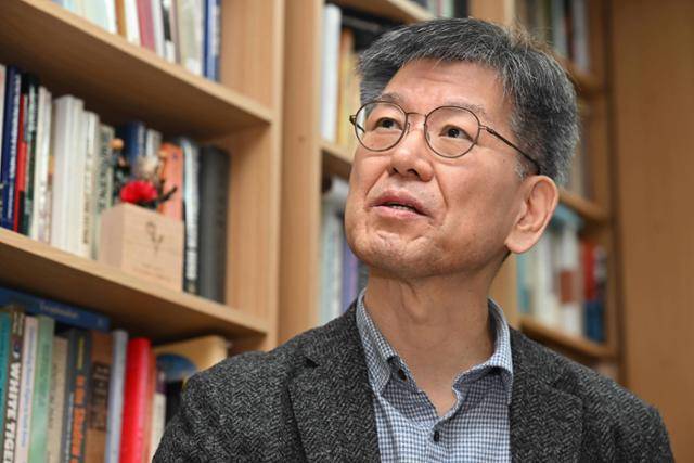 박명림 연세대 지역학협동과정 교수는 "대통령제 리스크와 대통령 개인 리스크가 국가 발전의 최대 저해 요소가 돼 버렸다"고 우려했다. 사진은 박 교수가 23일 서울 서대문구 연세대 연구실에서 균형적 대통령제 제안에 대해 설명하고 있는 모습. 최주연 기자