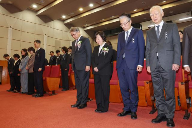 문형배 헌법재판소장 대행을 비롯한 헌법재판관 등 참석자들이 2일 오전 서울 종로구 헌법재판소에서 열린 조한창·정계선 헌법재판관 취임식에서 무안공항 제주항공 여객기 사고 희생자들을 기리는 묵념을 하고 있다. 앞줄 왼쪽 두 번째부터 김복형, 정정미, 이미선, 문형배 대행, 조한창, 정계선, 김형두, 정형식 헌법재판관. 뉴스1