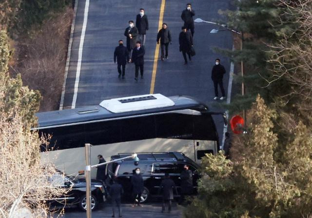 고위공직자범죄수사처가 윤석열 대통령의 체포영장 집행에 나선 3일 서울 용산구 한남동 대통령 관저 경내에서 관계자들이 내려오고 있다. 뉴스1