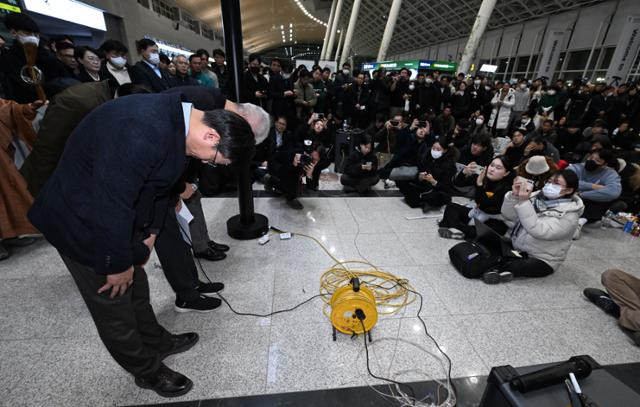 김이배(왼쪽) 제주항공 대표가 지난달 29일 전남 무안국제공항 2층 유가족 대기실을 방문해 고개 숙여 사과하고 있다. 무안=연합뉴스