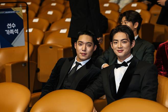 골든글러브 시상식에서 만난 원태인-구자욱. 삼성 제공