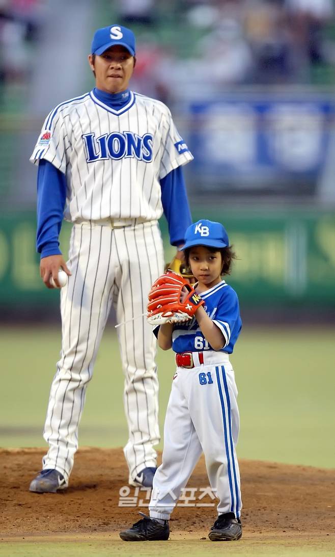 2005년 6살 원태인이 경복중 유니폼을 입고 삼성 시구에 나섰다. IS 포토