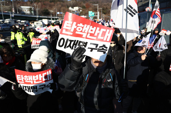 고위공직자범죄수사처가 윤석열 대통령에 대한 체포영장 집행에 나선 3일 서울 용산구 한남동 대통령 관저 인근에 윤석열 대통령 지지자들이 모여 있다. [사진=연합뉴스]