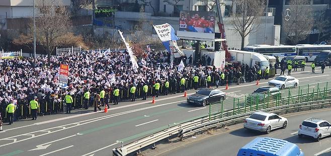 3일 낮 서울시 용산구 한남동 대통령 관저 근처에서 윤석열 대통령 탄핵반대 집회가 열리고 있다. 경찰은 시위대가 차도를 침범하지 못하게 바리케이드를 치고 경찰관을 촘촘하게 배치했다. /박성동 기자