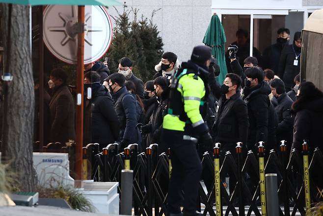 윤석열 대통령에 대한 체포영장 집행에 나선 고위공직자범죄수사처 수사관들이 3일 서울 용산구 한남동 대통령 관저 입구를 통과해 진입하고 있다. 연합뉴스