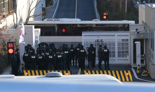 공수처 관계자들이 3일 서울 한남동 윤석열 대통령 공관으로 체포영장 집행을 위해 정문을 들어가고 있다. 사진=최현규 기자