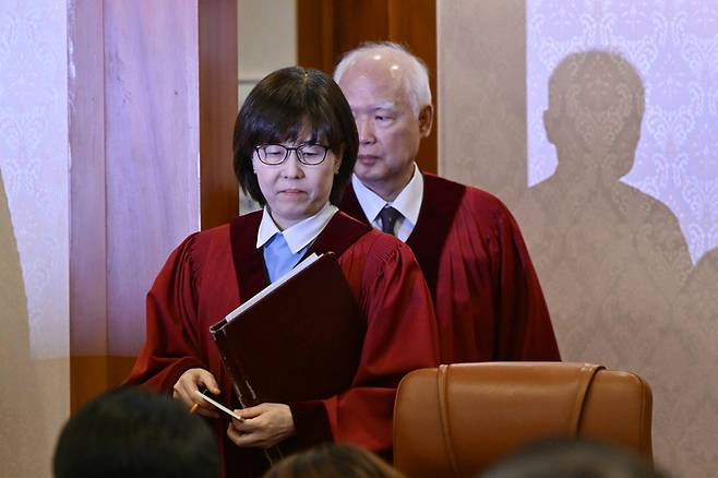 정형식, 이미선(앞) 헌법재판관이 3일 오후 서울 종로구 헌법재판소 소심판정에서 열린 윤석열 대통령 탄핵심판 2회 변론준비기일에 입장하고 있다. [사진 = 공동취재]