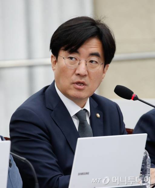 [제주=뉴시스] 우장호 기자 = 김성회 더불어민주당 의원이 23일 오전 제주도청 탐라홀에서 열린 국회 행정안전위원회의 제주도 국정감사에서 질의하고 있다. 2024.10.23. woo1223@newsis.com /사진=우장호