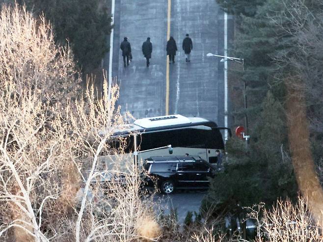 (서울=뉴스1) 송원영 기자 = 윤석열 대통령에 대한 체포영장 집행에 나선 고위공직자범죄수사처 수사관들이 3일 서울 용산구 한남동 대통령 관저 입구를 통과해 진입하고 있다. 2025.1.3/뉴스1  Copyright (C) 뉴스1. All rights reserved. 무단 전재 및 재배포,  AI학습 이용 금지. /사진=(서울=뉴스1) 송원영 기자