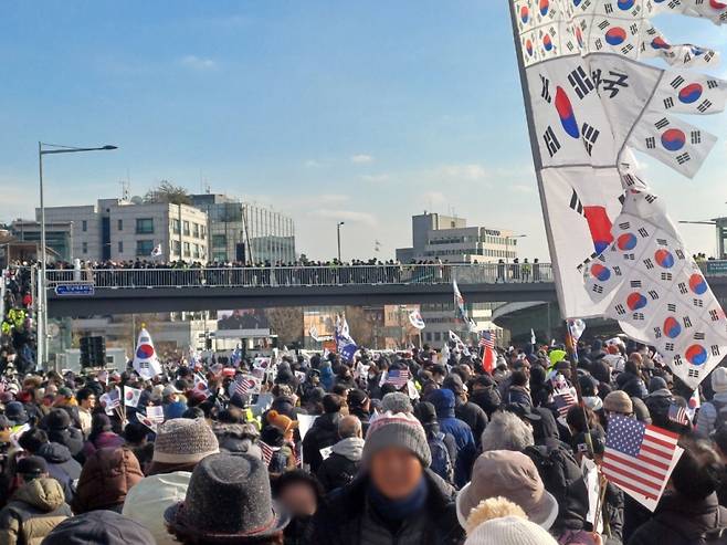 3일 오후 2시 서울 용산 한남동 대통령 관저 앞에서 윤석열 대통령 지지자들이 대통령 체포영장 집행을 반대하는 집회를 열고 있다. /사진=오석진 기자