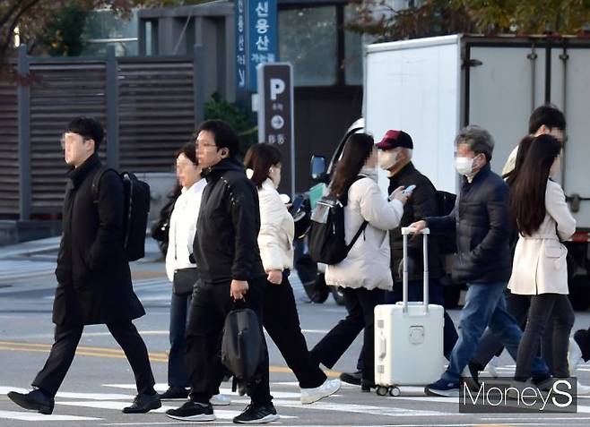 3일 전국이 대체로 맑고 일부 지역에 눈 호은 비 소식이 예보됐다. 사진은 겨울철 거리를 지나는 시민들의 모습. /사진=임한별 기자