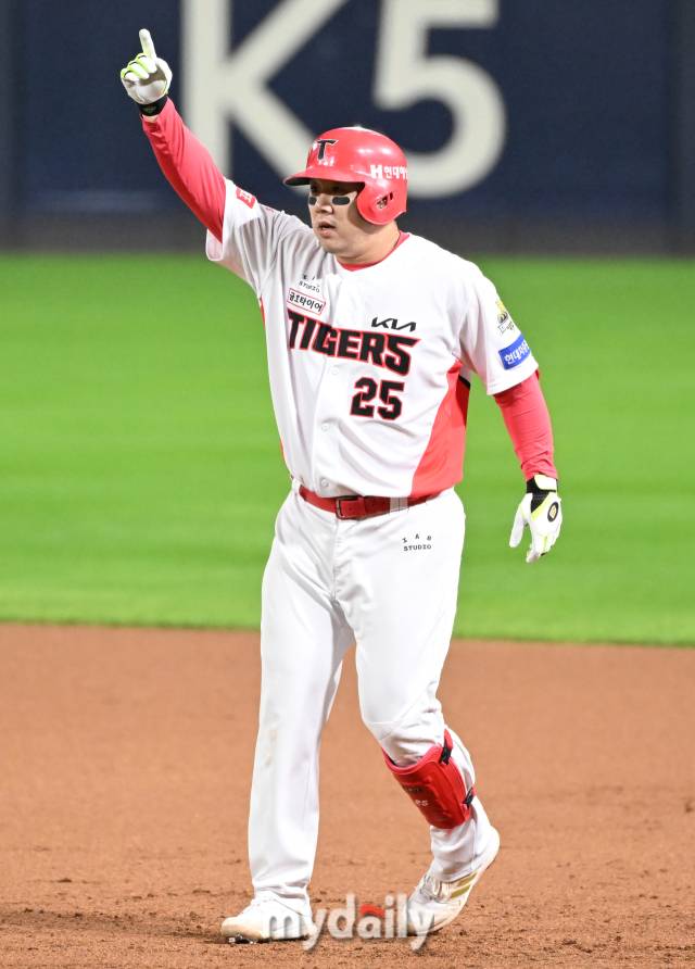 23일 오후 광주광역시 임동 광주기아챔피언스필드에서 진행된 '2024 프로야구 KBO리그 포스트시즌' 한국시리즈 2차전 KIA타이거즈와 삼성라이온즈와의 경기. 기아 이우성이 1회말 1사 2,3루서 2타점 적시타를 터뜨리고 있다./광주=송일섭 기자 andlyu@mydaily.co.kr