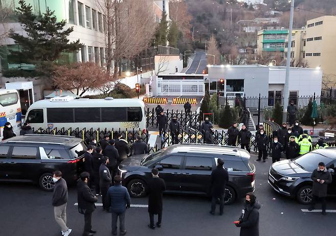 윤석열 대통령의 체포영장을 집행하기 위해 나선 고위공직자범죄수사처 수사관들을 태운 차량이 3일 서울 용산구 한남동 대통령 관저 입구에 도착해 대기하고 있다. [연합]