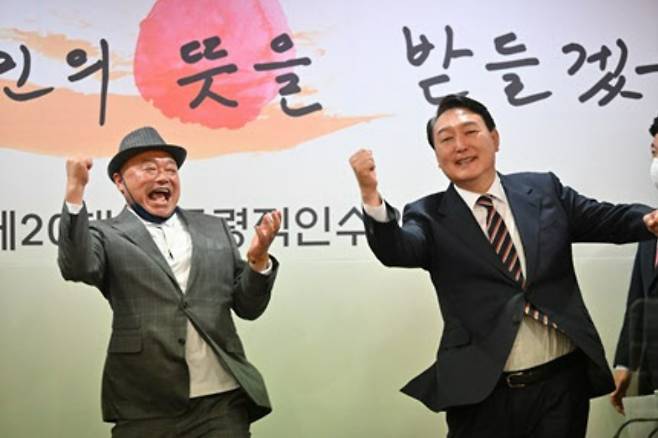 2022년 4월 윤석열 대통령(당시 당선인)이 가수 김흥국과 어퍼컷 세리머니를 하고 있다.