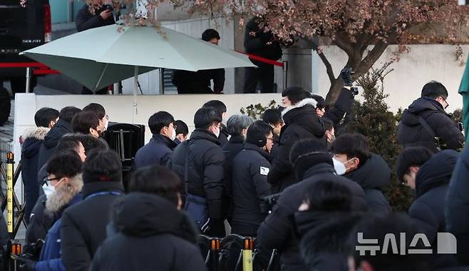 [서울=뉴시스] 이영환 기자 = 공수처 수사관들이 3일 오전 서울 용산구 윤석열 대통령 관저 앞에서 체포영장 집행을 하기 위해 관저로 향하고 있다. 2025.01.03. 20hwan@newsis.con