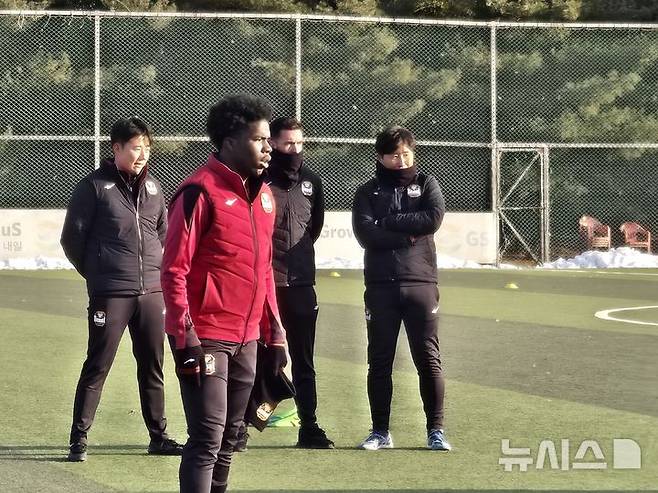 [구리=뉴시스] 하근수 기자= 프로축구 K리그1 FC서울의 바또 사무엘, 김기동 감독. 2025. 1. 3. hatriker22@newsis.com