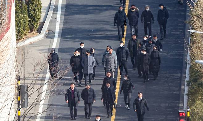 고위공직자범죄수사처가 윤석열 대통령의 체포영장 집행에 나선 3일 서울 용산구 한남동 대통령 관저 경내에서 공수처 수사관 등이 내려오고 있다. 연합뉴스