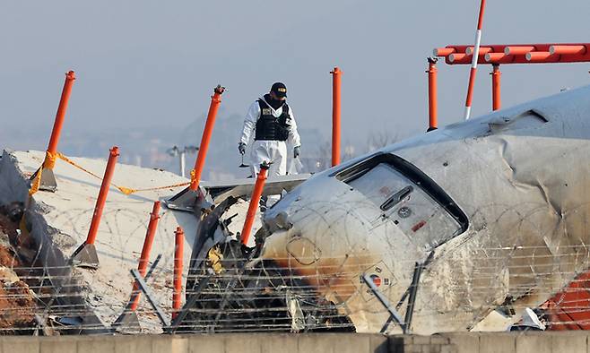 지난 2일 전남 무안군 무안국제공항 제주항공 여객기 참사 현장에서 경찰 과학수사대가 현장감식과 수색을 하고 있다. 연합뉴스