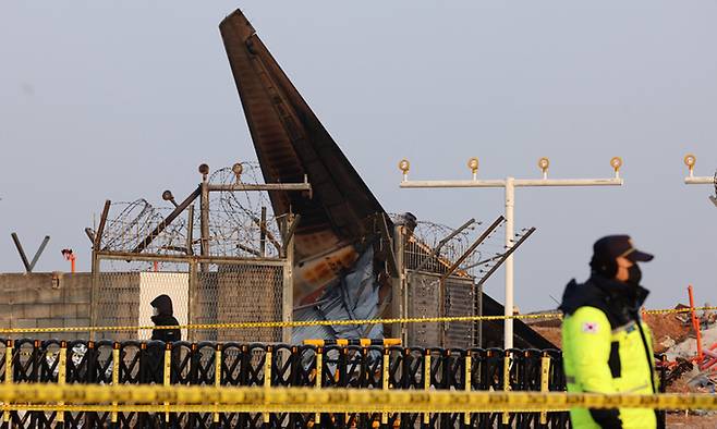 지난 2일 전남 무안국제공항 제주항공 여객기 참사 현장에서 경찰이 폴리스라인을 치고 통제하고 있다. 연합뉴스