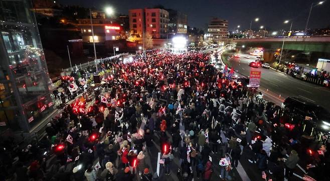 한남동 관저 앞에서 윤석열 대통령의 지지자들이 진을 치고 있는 모습. [사진 | 뉴시스]