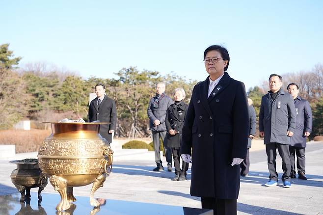 국립 4·19민주묘지 찾은 이순희 강북구청장 이순희 강북구청장이 2일 국립 4·19민주묘지를 찾아 4·19학생혁명기념탑에 헌화·분향하고 있다. [강북구 제공. 재판매 및 DB 금지]