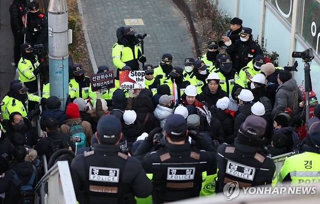 한남동 관저 앞에 모인 윤 대통령 지지자들 (서울=연합뉴스) 김성민 기자 = 고위공직자범죄수사처가 윤석열 대통령에 대한 체포영장 집행에 나선 3일 서울 용산구 한남동 대통령 관저 입구에서 윤석열 대통령 지지자들이 경찰과 실랑이하고 있다. 2025.1.3 ksm7976@yna.co.kr