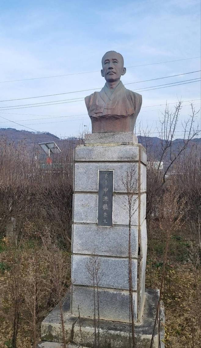 옛 가덕중에 있던 독립운동가 신홍식 선생 흉상  [박진희 의원 페이스북 캡처]