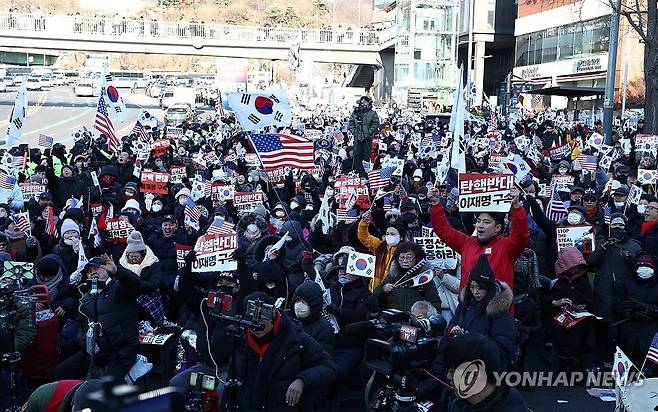 한남동 관저 앞에 모인 윤 대통령 지지자들 (서울=연합뉴스) 윤동진 기자 = 고위공직자범죄수사처가 윤석열 대통령에 대한 체포영장 집행에 나선 3일 서울 용산구 한남동 대통령 관저 인근에 윤석열 대통령 지지자들이 모여 있다. 2025.1.3 mon@yna.co.kr