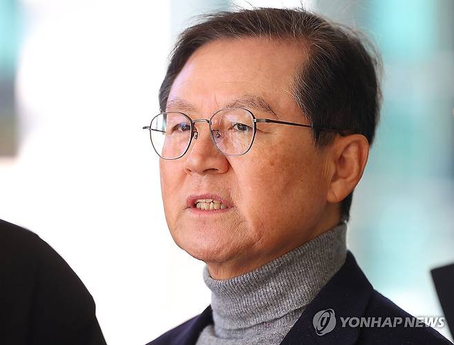 윤갑근 변호사, 윤석열 대통령 체포영장 발부 관련 기자간담회 (서울=연합뉴스) 김도훈 기자 = 윤석열 대통령 측 윤갑근 변호사가 31일 오전 서울 서초구 서울고검 앞에서 기자간담회를 열고 법원의 윤 대통령에 대해 청구한 체포영장 발부 관련 입장을 말하고 있다. 2024.12.31 superdoo82@yna.co.kr