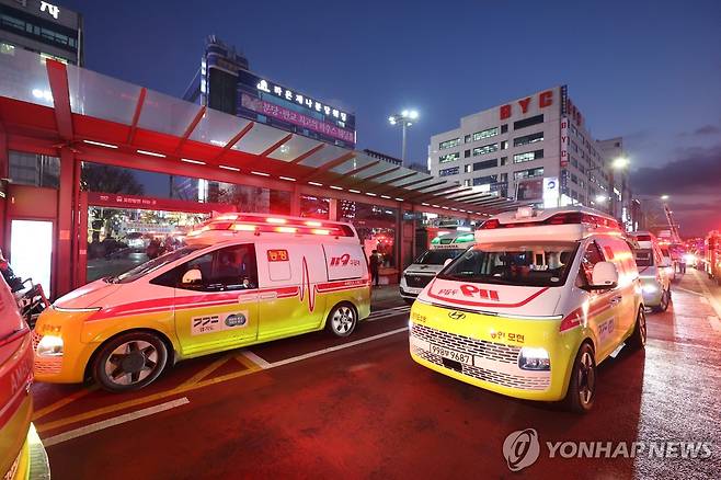 야탑동 한 복합건축물 화재현장에 대기중인 구급차 (성남=연합뉴스) 홍기원 기자 = 3일 경기 성남시 분당구 야탑동 한 복합건축물 화재현장에서 구급차가 대기하고 있다. 2025.1.3 xanadu@yna.co.kr